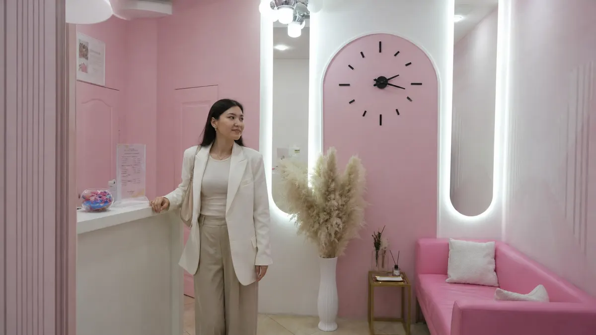 Клиентка осматривается на ресепшене студии Emotion Lab