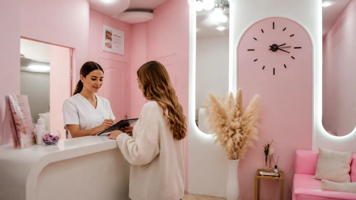 Мастер Emotion Lab отмечает следующий визит клиентки