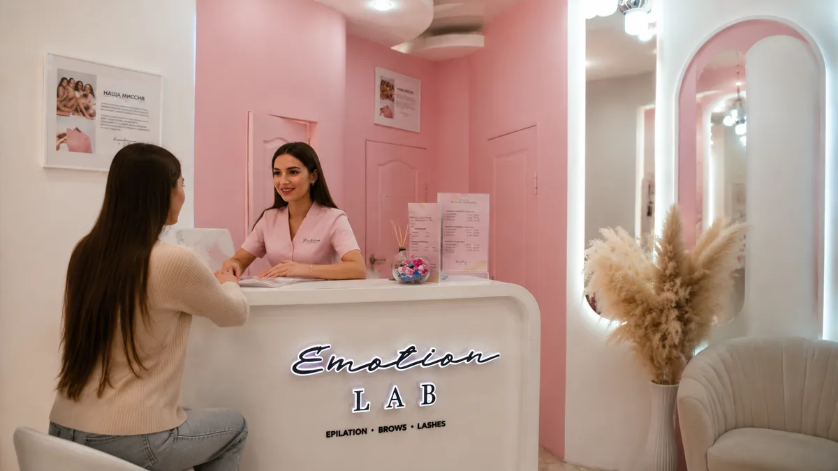 Консультация клиентки в студии Emotion Lab перед первой процедурой